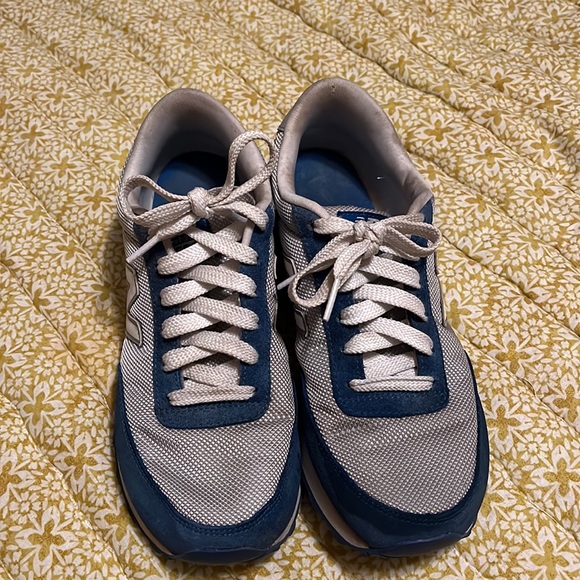 New Balance women’s sneakers size 7 - Picture 2 of 7